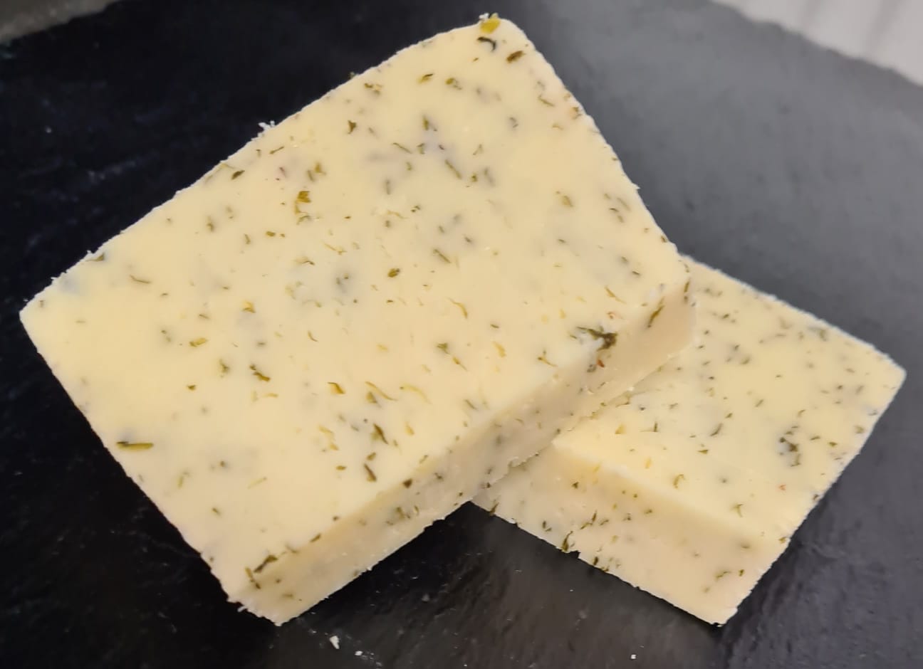 halbfester Schnittkäse Bärlauch – Altmühl-Kiste halbfester Schnittkäse Bärlauch – Altmühl-Kiste